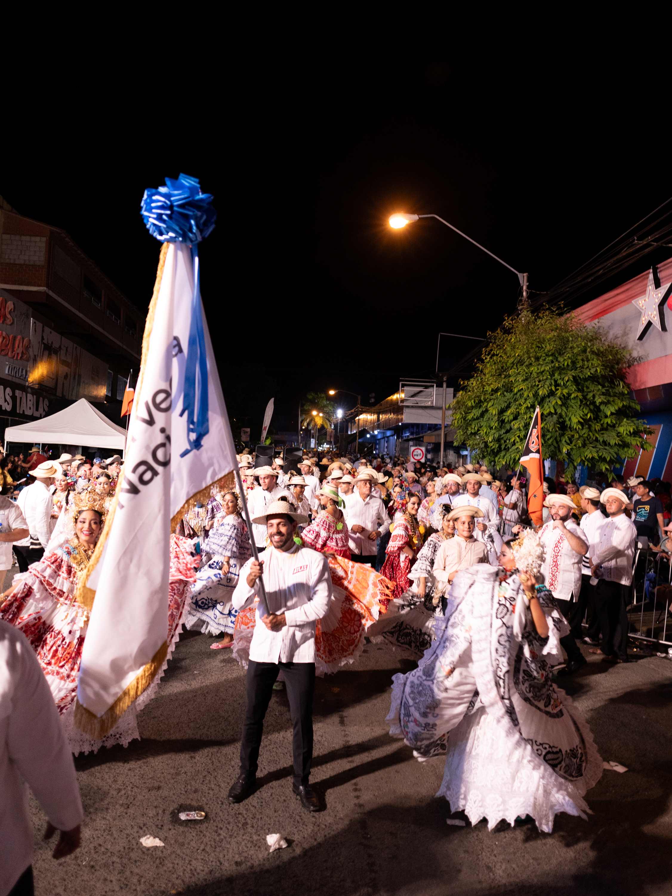 Cervecería Nacional celebra con elegancia y tradición en el Desfile de las Mil Polleras 2024 cervecería nacional panamá