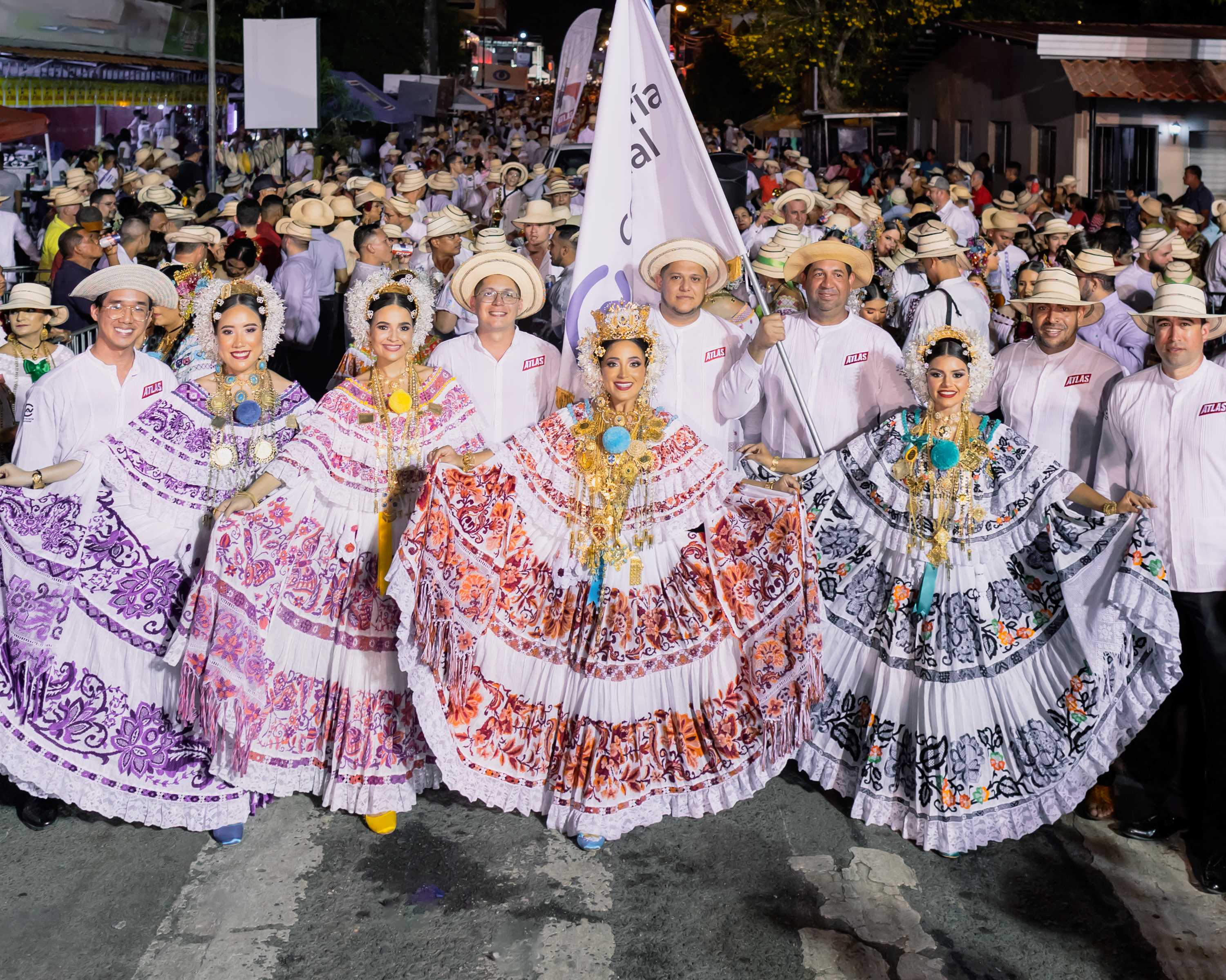 Cervecería Nacional celebra con elegancia y tradición en el Desfile de las Mil Polleras 2024 cervecería nacional panamá