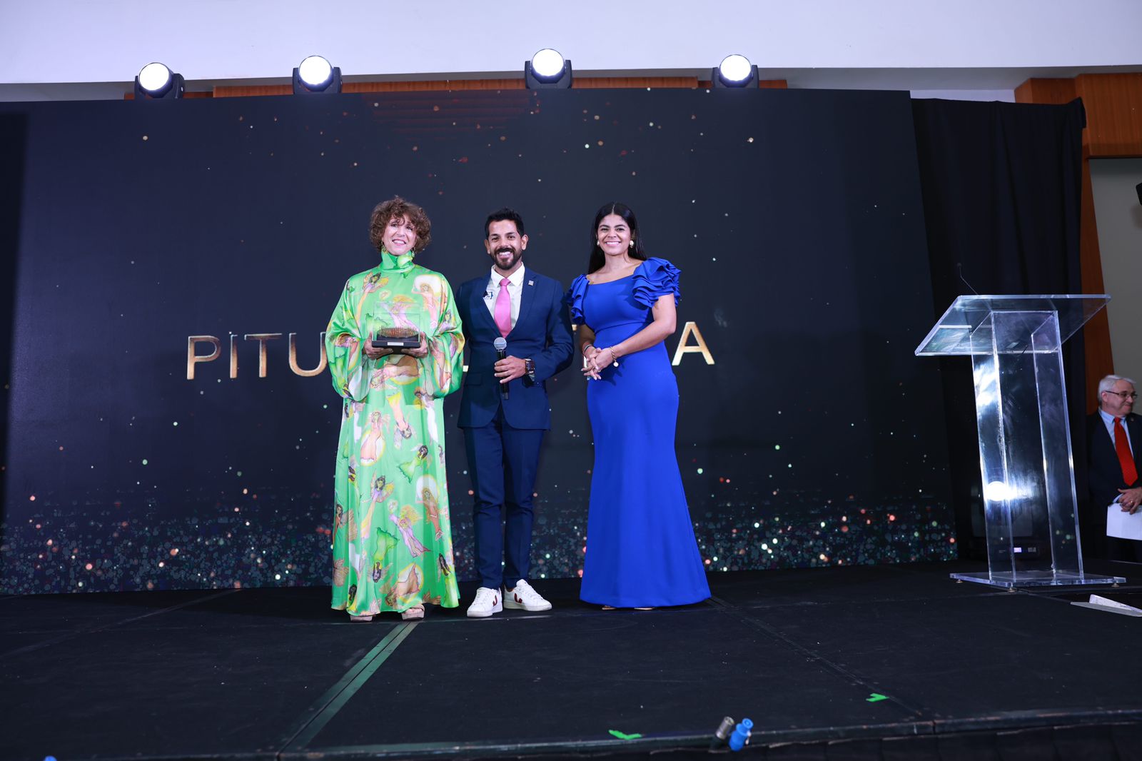 Cervecería Nacional entrega reconocimiento a Pituka Ortega en la 10ma gala de los Premios Panamá en Positivo  cervecería nacional panamá