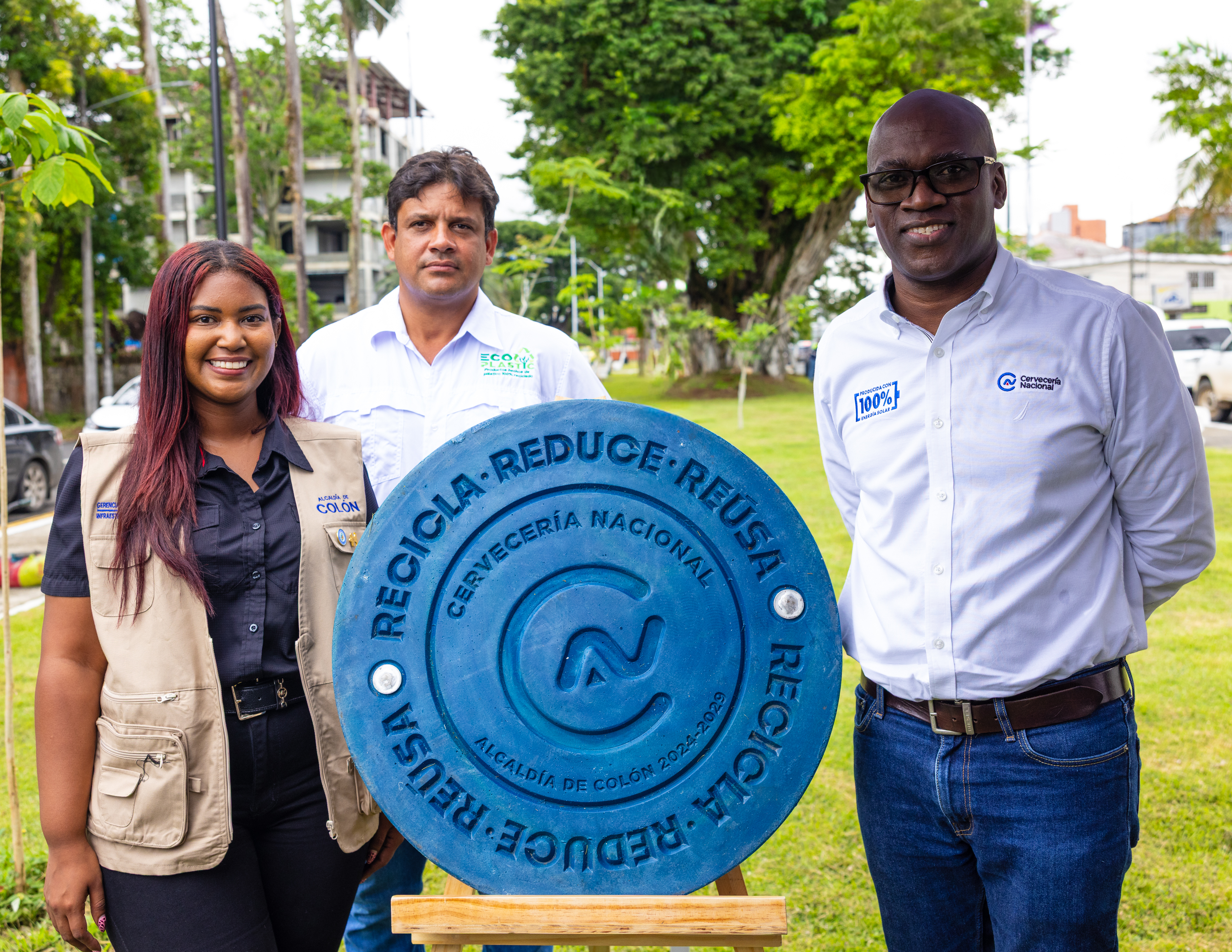 Cervecería Nacional impulsa la infraestructura de Colón con la instalación de tapas de alcantarilla de plástico reciclado cervecería nacional panamá