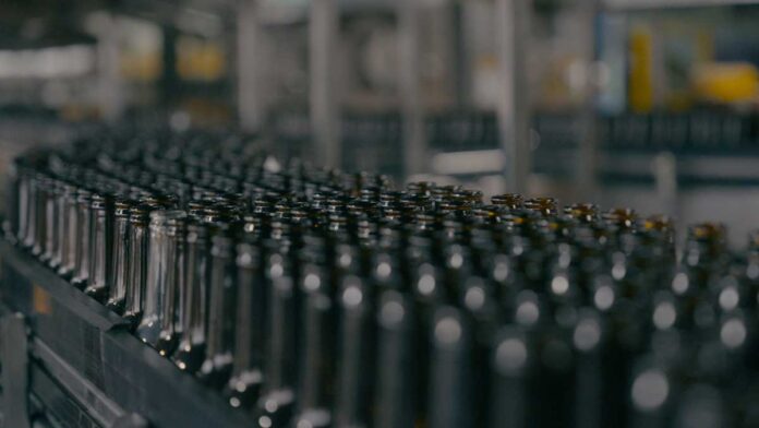 La compañía genera más de 23,000 empleos directos e indirectos, liderando una industria que aporta el 1.6% al PIB del país, reafirmando que su crecimiento avanza junto al progreso de la nación. cervecería nacional panamá